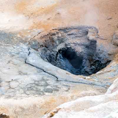 Fumarole aus der heiße vulkanische Gase und Dämpfe entweichen